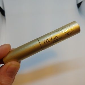 Stila Huge Extreme Lash Mascara in Black Mini